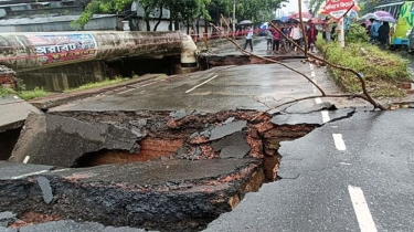চট্টগ্রামের অক্সিজেনে ভারী বৃষ্টিতে ধস, চার লেন সড়কের দুই লেন দেবে গেছে
