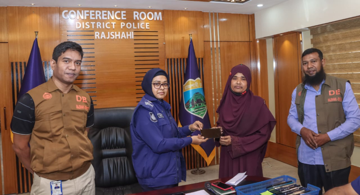হারিয়ে যাওয়া ২৪টি মোবাইল ফোন ফিরিয়ে দিলেন রাজশাহীর পুলিশ সুপার